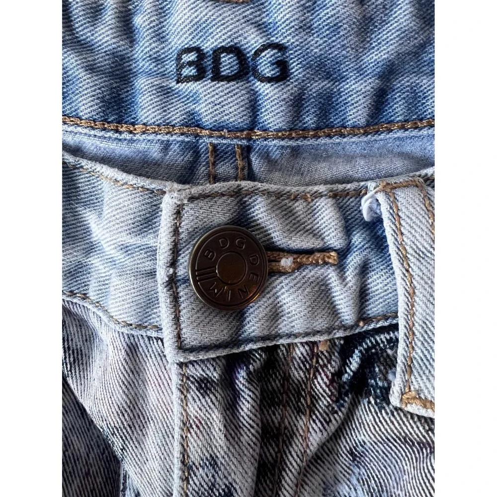 BDG Freja Mid Rise Vintage Fit Denim Shorts Raw Hem Size‎ 26